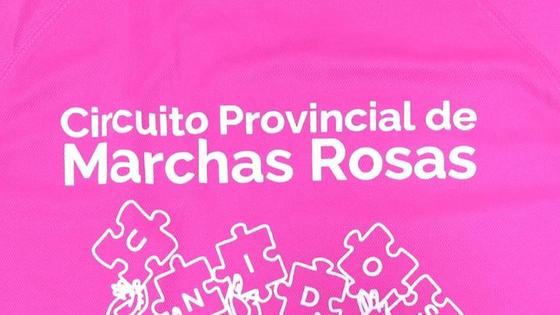 La AECC de Arroyo de la Luz presenta las nuevas camisetas para la Marcha Rosa