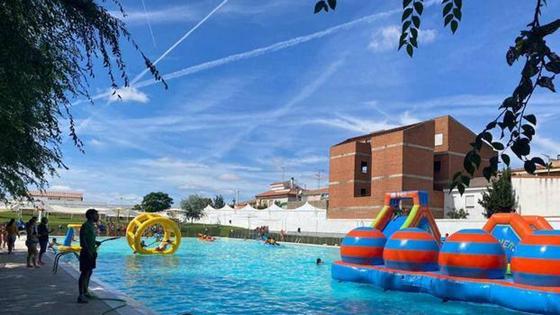 Hinchables y juegos de agua en la piscina municipal