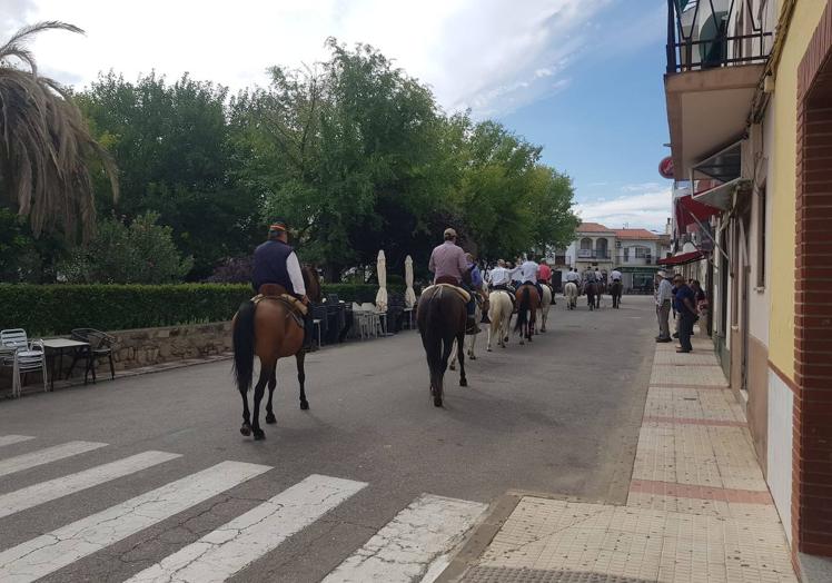 Imagen principal - Los caballos han vuelto a las calles arroyanas para el Día de Extremadura