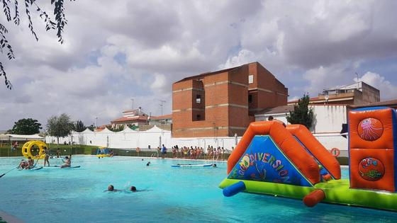 Divertido día de piscina con hinchables y juegos de agua
