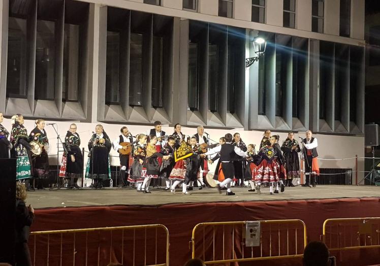 Imagen principal - Aforo completo para ver al Harriero y su escuela infantil