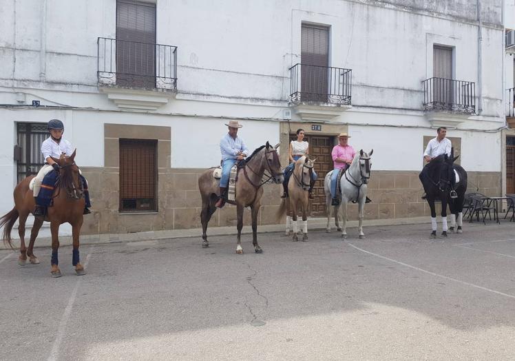 Imagen principal - Los caballos han vuelto a las calles arroyanas para el Día de Extremadura