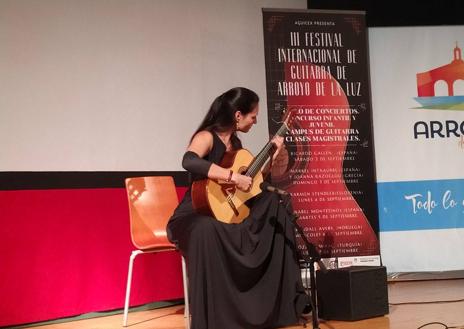 Imagen secundaria 1 - Grandes guitarristas participaron en el ciclo de conciertos del Festival Internacional de Guitarra de Arroyo de la Luz