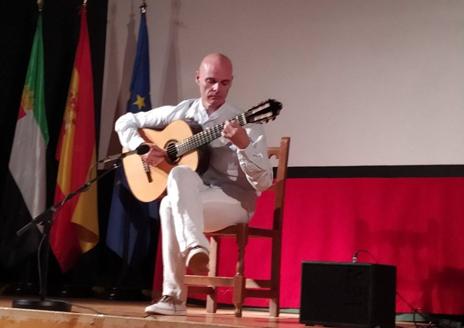 Imagen secundaria 1 - Grandes guitarristas participaron en el ciclo de conciertos del Festival Internacional de Guitarra de Arroyo de la Luz