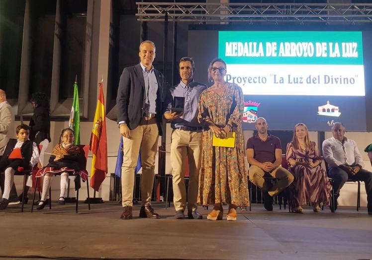 Imagen principal - Justo Andrés Chaves, a título póstumo, y el proyecto &#039;La Luz del Divino&#039; reciben la Medalla de Arroyo de la Luz