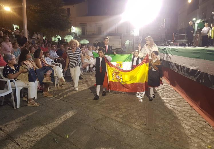 Imagen principal - Justo Andrés Chaves, a título póstumo, y el proyecto &#039;La Luz del Divino&#039; reciben la Medalla de Arroyo de la Luz