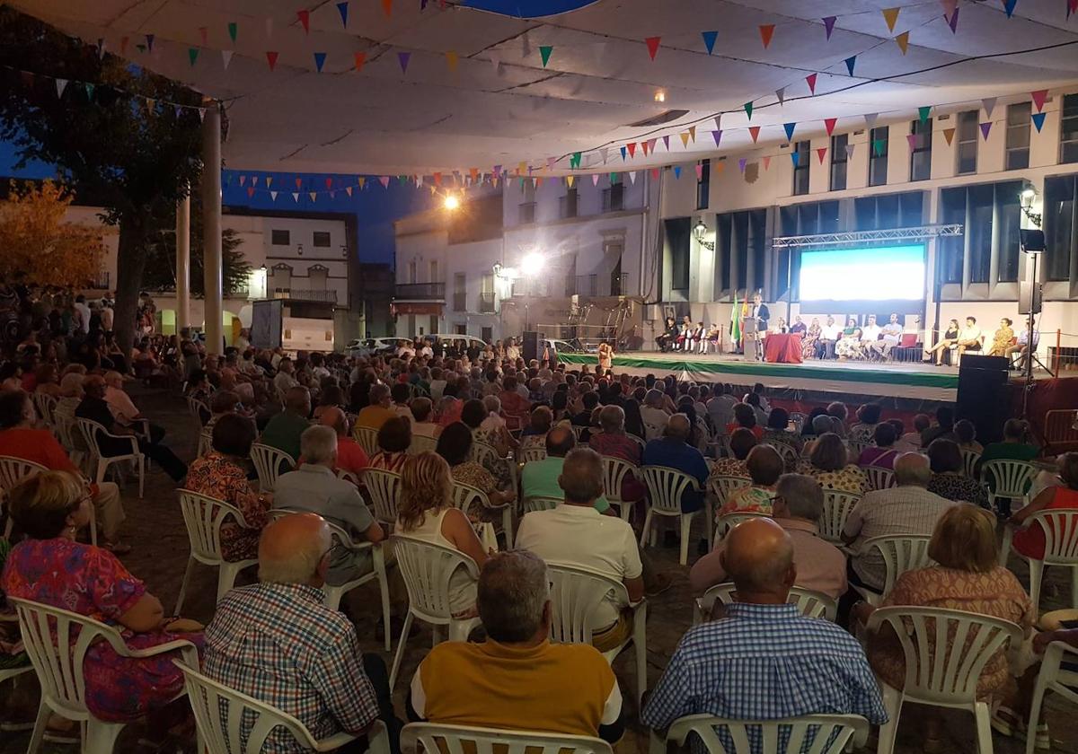 Justo Andrés Chaves, a título póstumo, y el proyecto 'La Luz del Divino' reciben la Medalla de Arroyo de la Luz