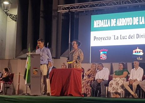 Imagen secundaria 1 - Justo Andrés Chaves, a título póstumo, y el proyecto &#039;La Luz del Divino&#039; reciben la Medalla de Arroyo de la Luz