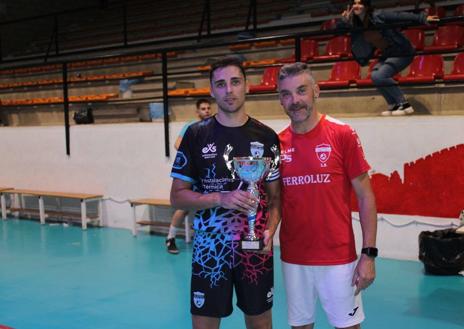 Imagen secundaria 1 - Entrega del trofeo al Arroyo FS.