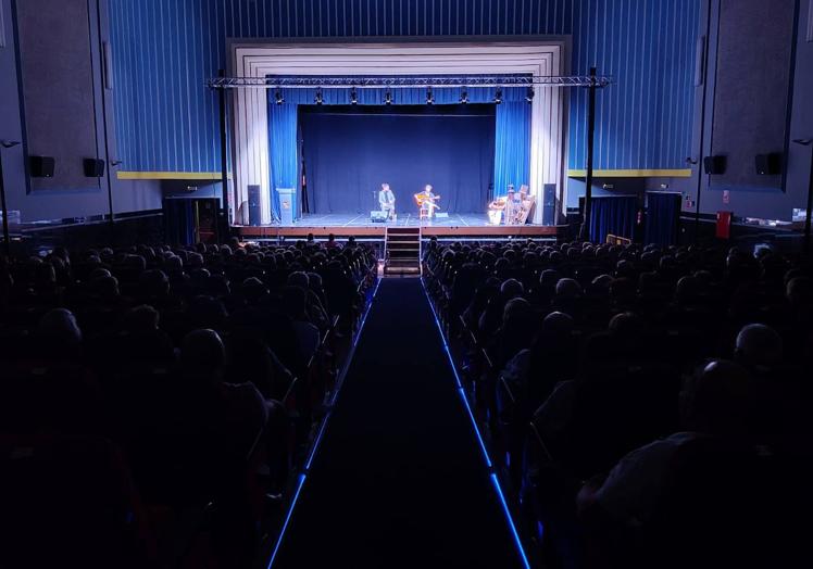 Imagen principal - Elñ público volvió a llenar el Cine-Teatro durante el concurso de los cantes de trilla.