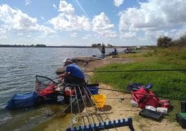 Varios pescadores durante el torneo.