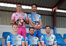 Varios jugadores del club con la nueva equipación.