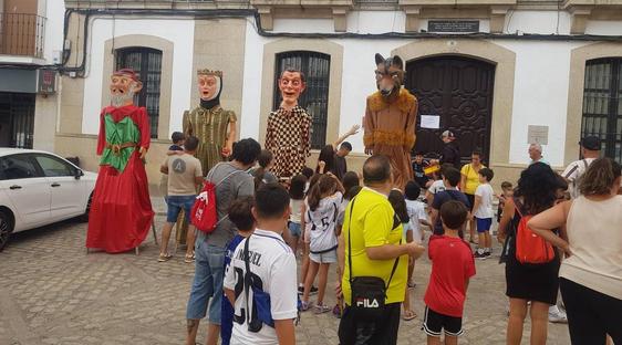 Los cabezudos vuelven a recorrer las calles arroyanas