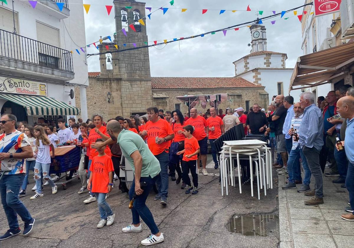 Imagen principal - Los fuegos artificiales pusieron el broche de oro a las ferias arroyanas