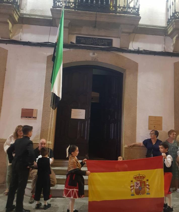 Imagen secundaria 2 - Arriba, autoridades y premiados. Debajo, vista del acto e izado de bandera.