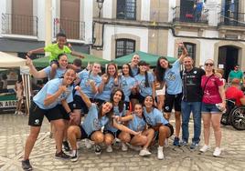 Jugadoras y cuerpo técnico en las calles de Arroyo de la Luz.