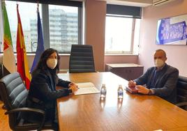 Carlos Caro, alcalde de Arroyo de la Luz, reunido con la consejera de la legislatura anterior.