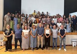 Fotografía de familia de autoridades y alumnos tras la clausura.