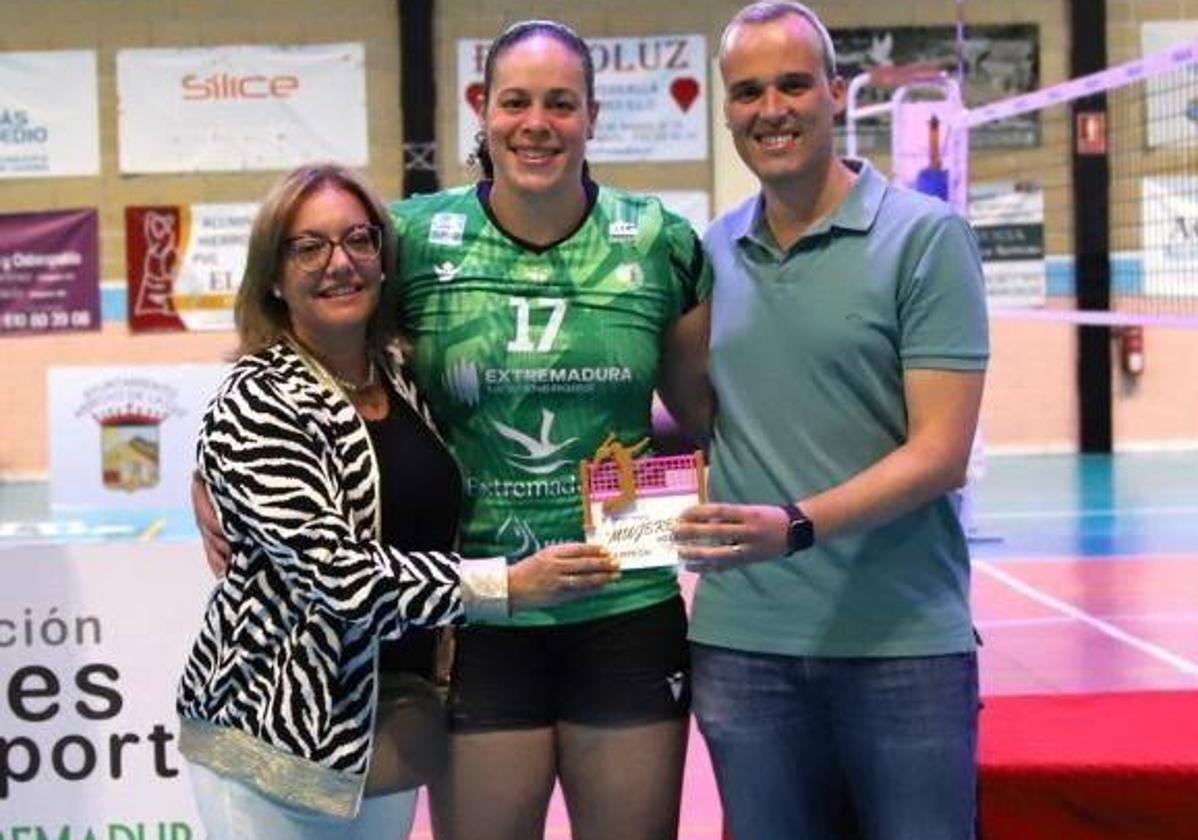 Janine Sandell entre el alcalde de Arroyo de la Luz, Carlos Caro, y la edil Merche Pérez.