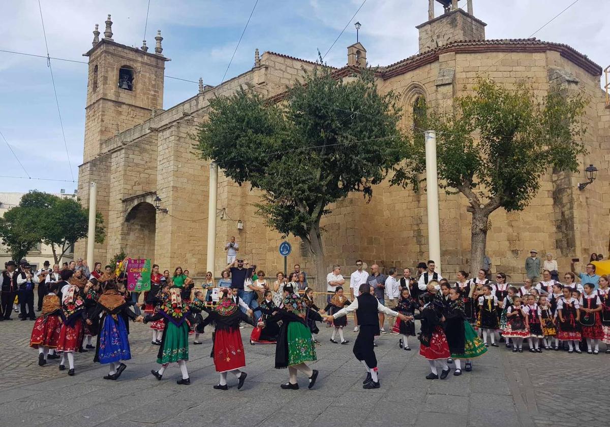 Imagen principal - Gran asistencia durante el XXII Festival Infantil de Folklore Ángela Capdevielle en Arroyo de la Luz