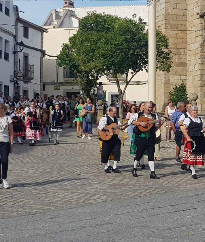 Imagen secundaria 2 - Gran asistencia durante el XXII Festival Infantil de Folklore Ángela Capdevielle en Arroyo de la Luz