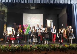 Representación de los grupos junto a las autoridades tras la entrega del detalle conmemorativo de la edición del festival.