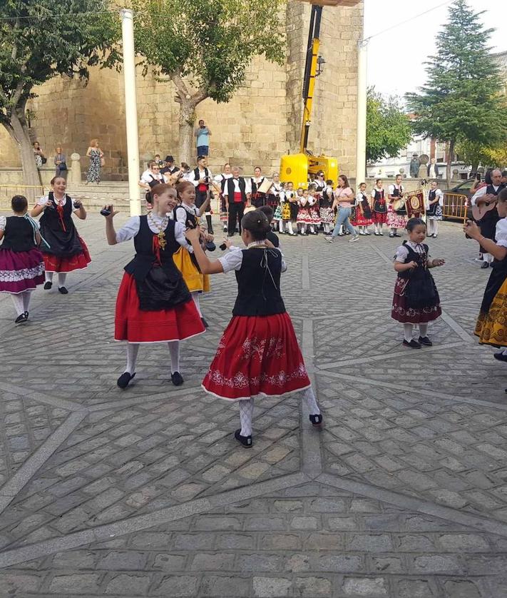 Imagen secundaria 2 - Gran asistencia durante el XXII Festival Infantil de Folklore Ángela Capdevielle en Arroyo de la Luz