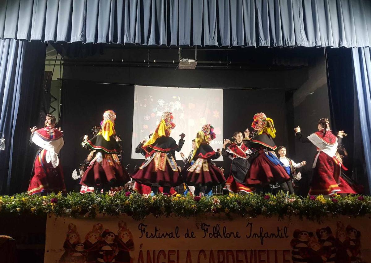 Imagen secundaria 1 - Amigos del Folklore Extremeño Chispa.