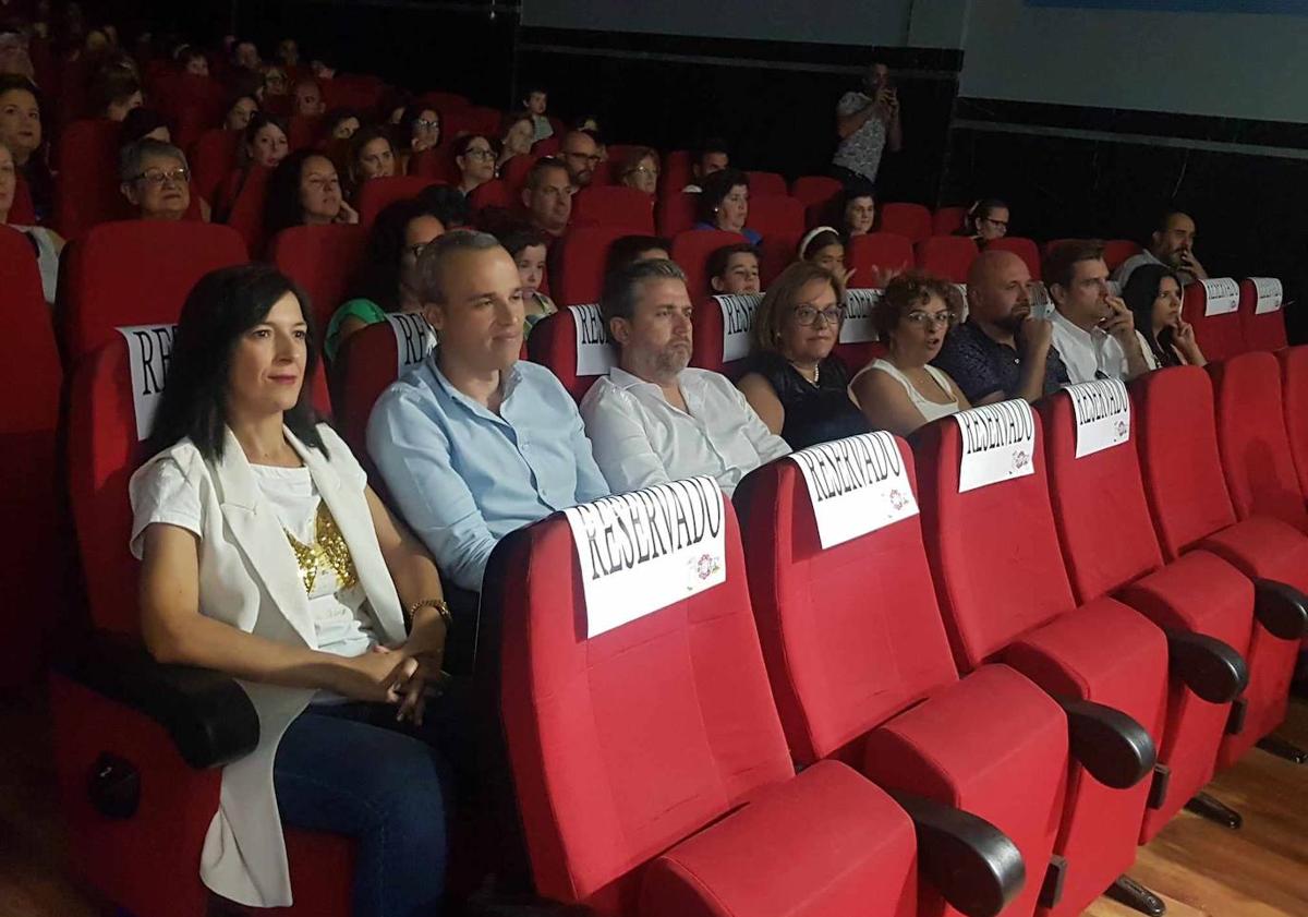 Imagen principal - De izquierda a derecha; Esther Gutiérrez, diputada de Cultura de la Diputación de Cáceres; Carlos Caro, alcalde de Arroyo de la Luz, Pedro García, presidente de la Asociación Extremeña de Folklore y mercedes Pérez, concejala del Ayuntamiento arroyano, durante el festival.