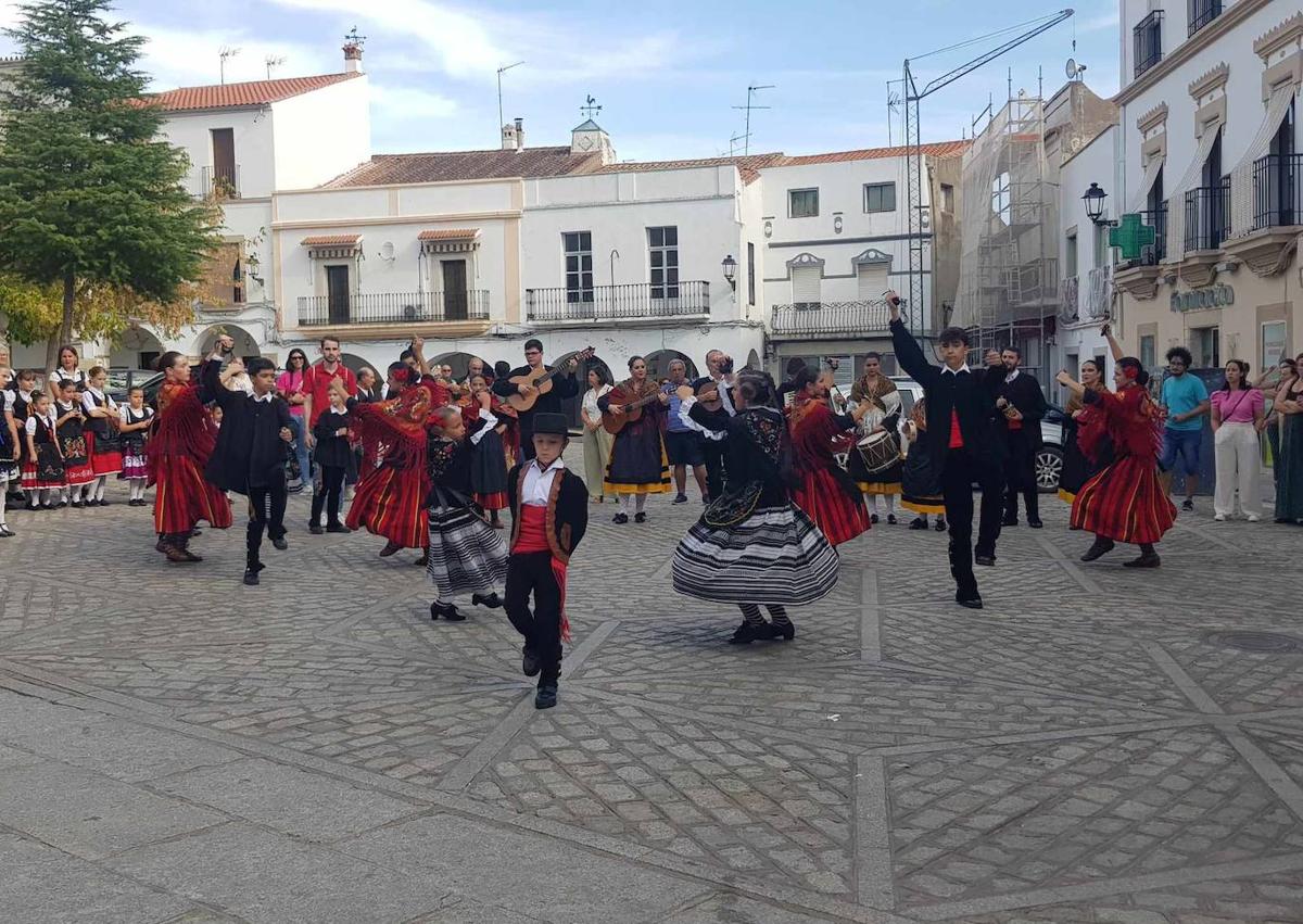 Imagen secundaria 1 - Gran asistencia durante el XXII Festival Infantil de Folklore Ángela Capdevielle en Arroyo de la Luz