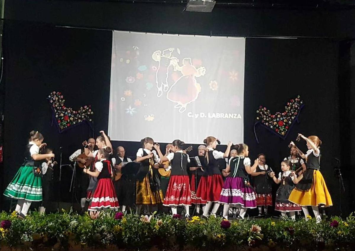 Imagen secundaria 1 - Coros y Danzas de Labranza.