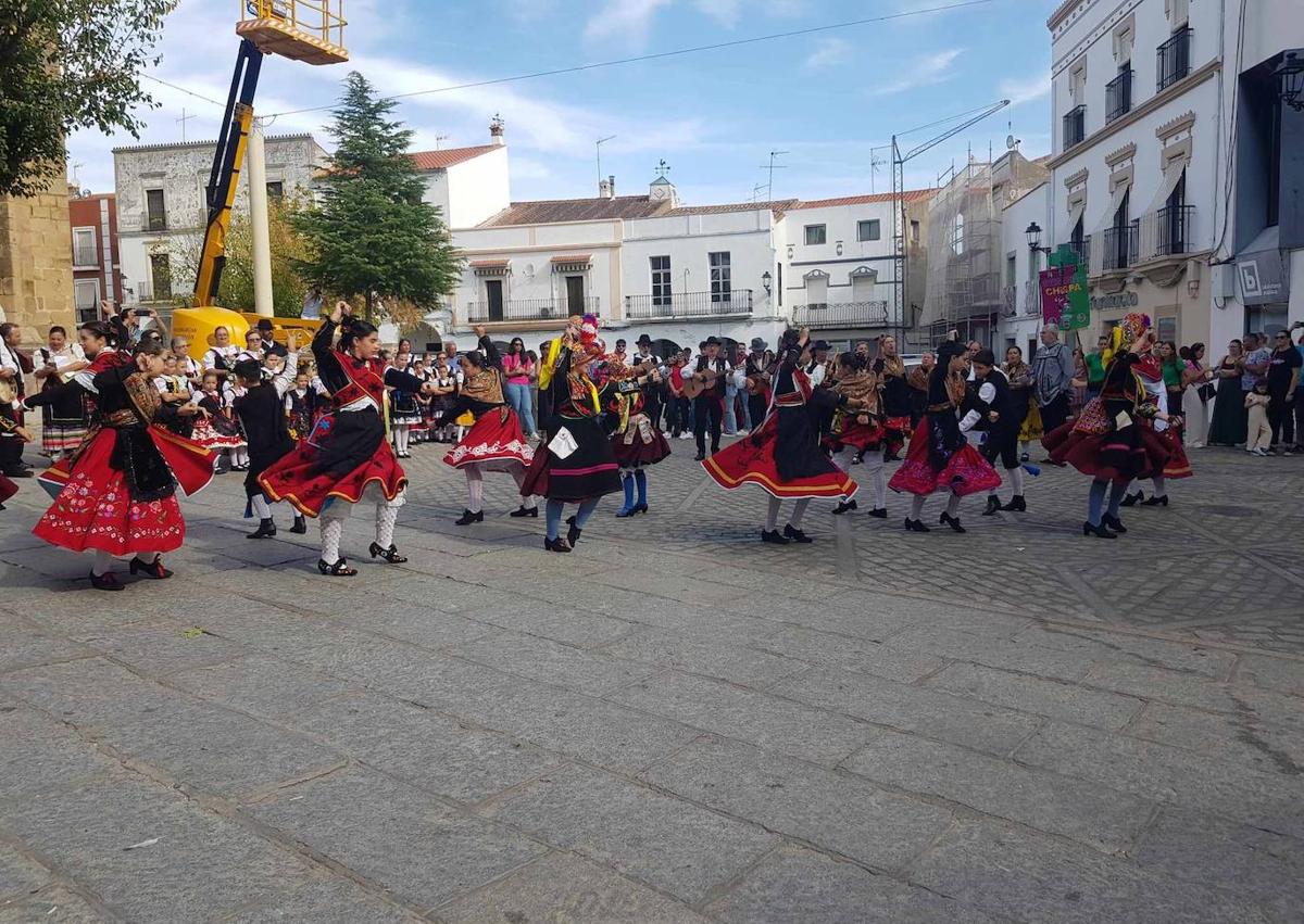 Imagen secundaria 1 - Gran asistencia durante el XXII Festival Infantil de Folklore Ángela Capdevielle en Arroyo de la Luz