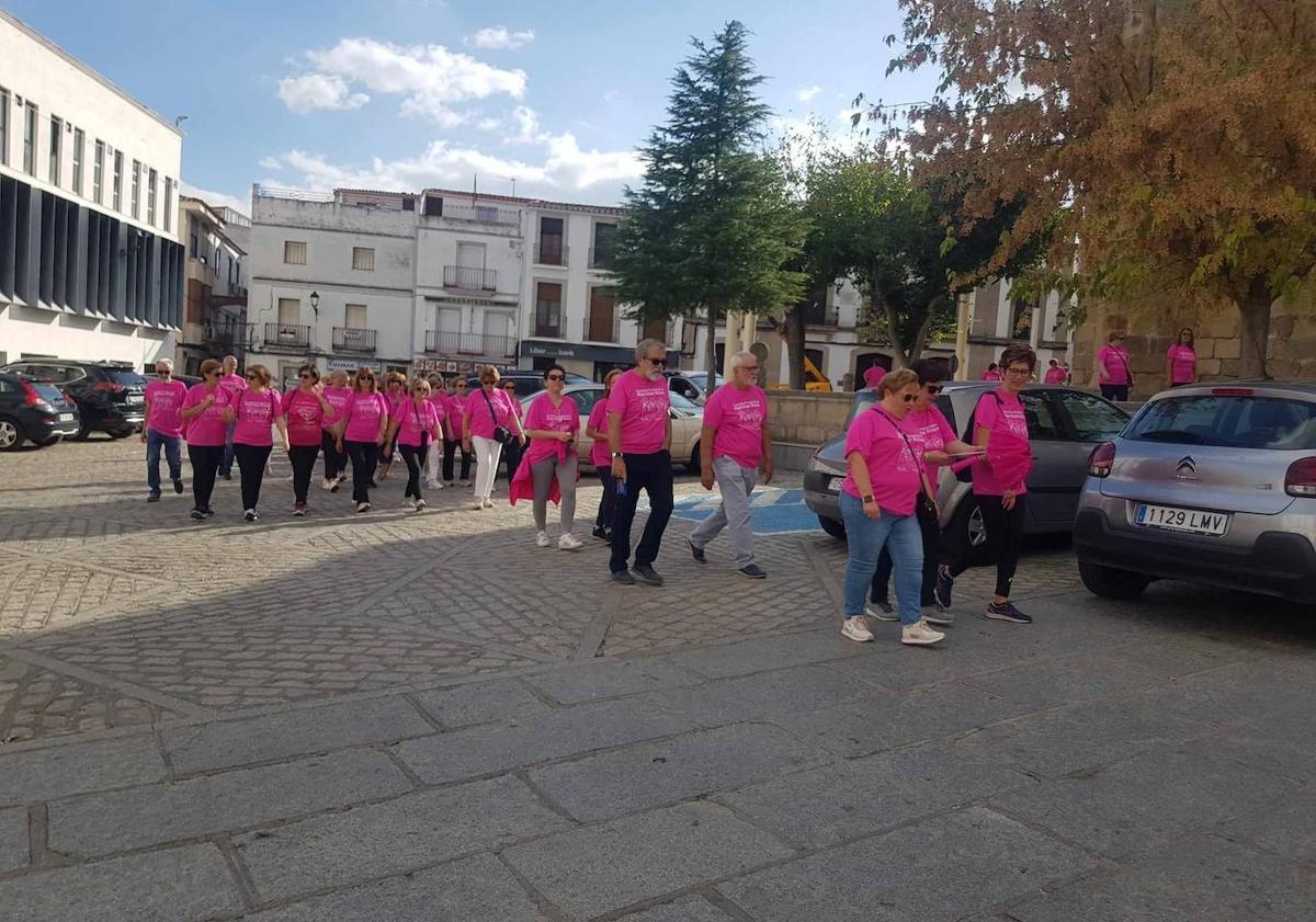 Imagen principal - Arroyo de la Luz se tiñe de rosa contra el cáncer de mama