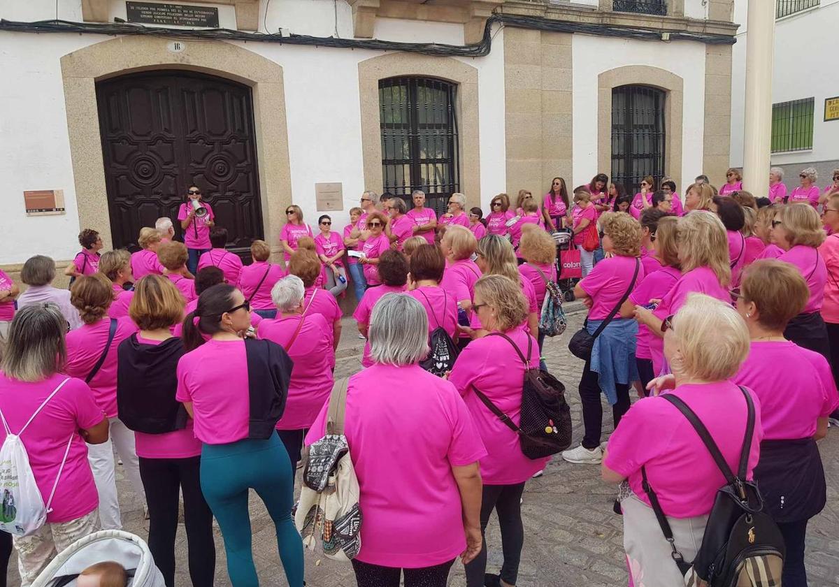 Arroyo de la Luz se tiñe de rosa contra el cáncer de mama