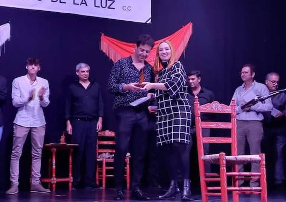 Imagen secundaria 1 - El sevillano Miguel Ángel Lara &#039;El Canario&#039;, ganador del Concurso de Fandangos de Arroyo de la Luz