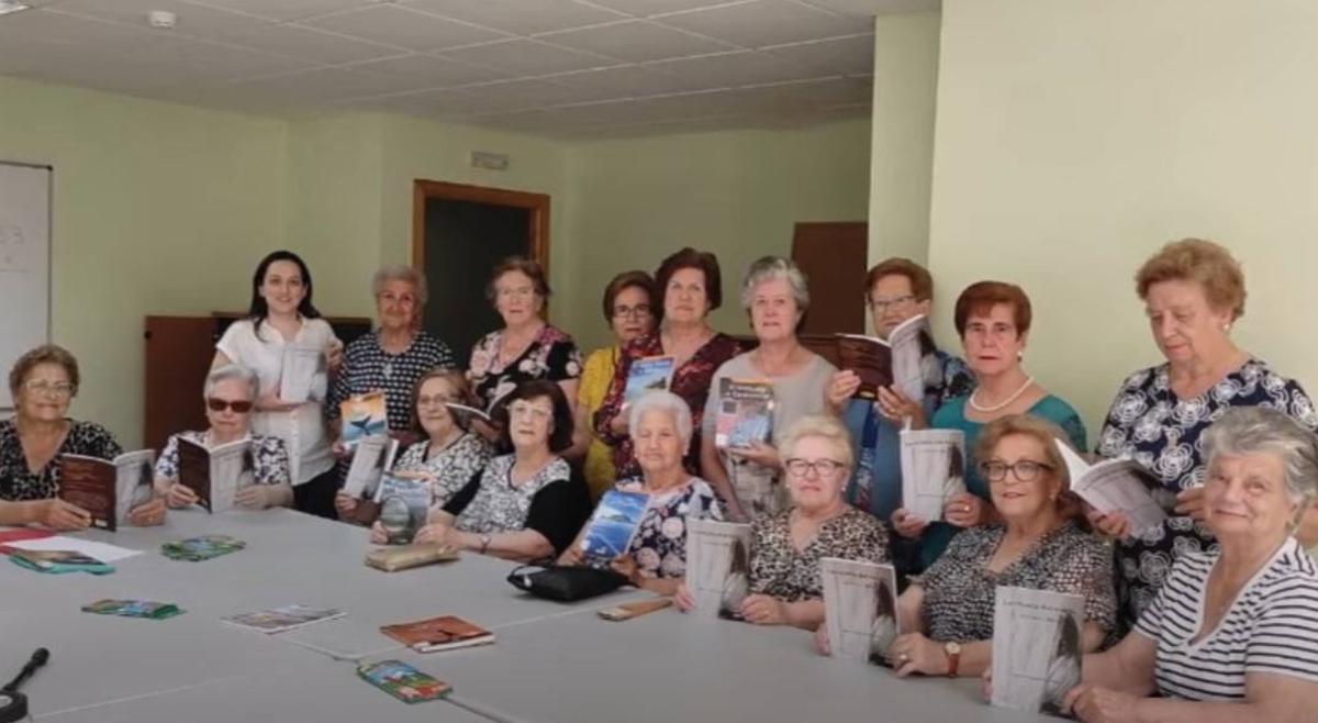 Uno de los gruos que forman parte del Club de Lectura Fácil de Arroyo de la Luz.