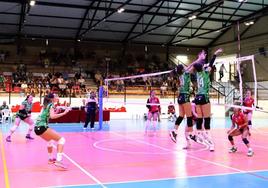 Bloqueo conjuntado de Camila Olguín y Raquel del Álamo.