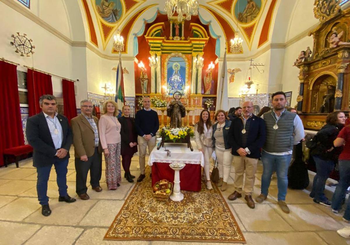 Imagen principal - Arriba, Equipo de Gobierno y Cofradía de la Virgen de la Luz. Debajo, miembros de El Pandero antes del comienzo de la misa.