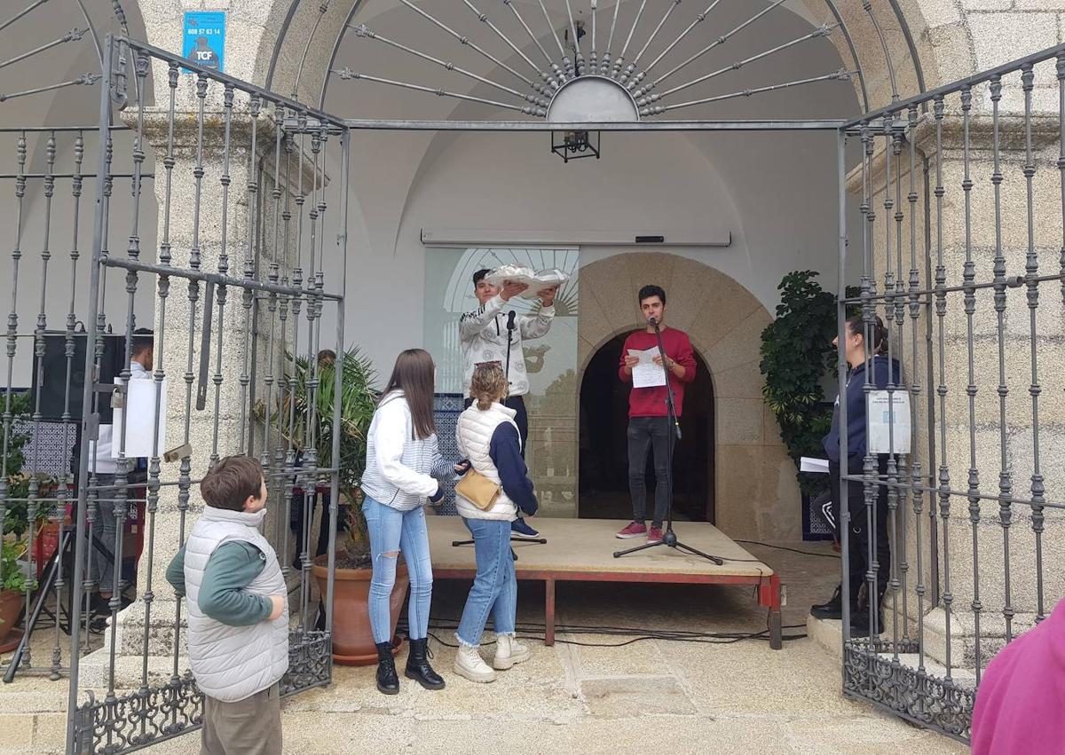 Imagen secundaria 1 - Los arroyanos acompañaron un año más a San Pedrino