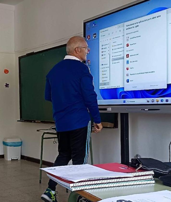 Imagen secundaria 2 - El colegio Ntra. Sra. de la Luz acoge un curso de capacitación en paneles digitales