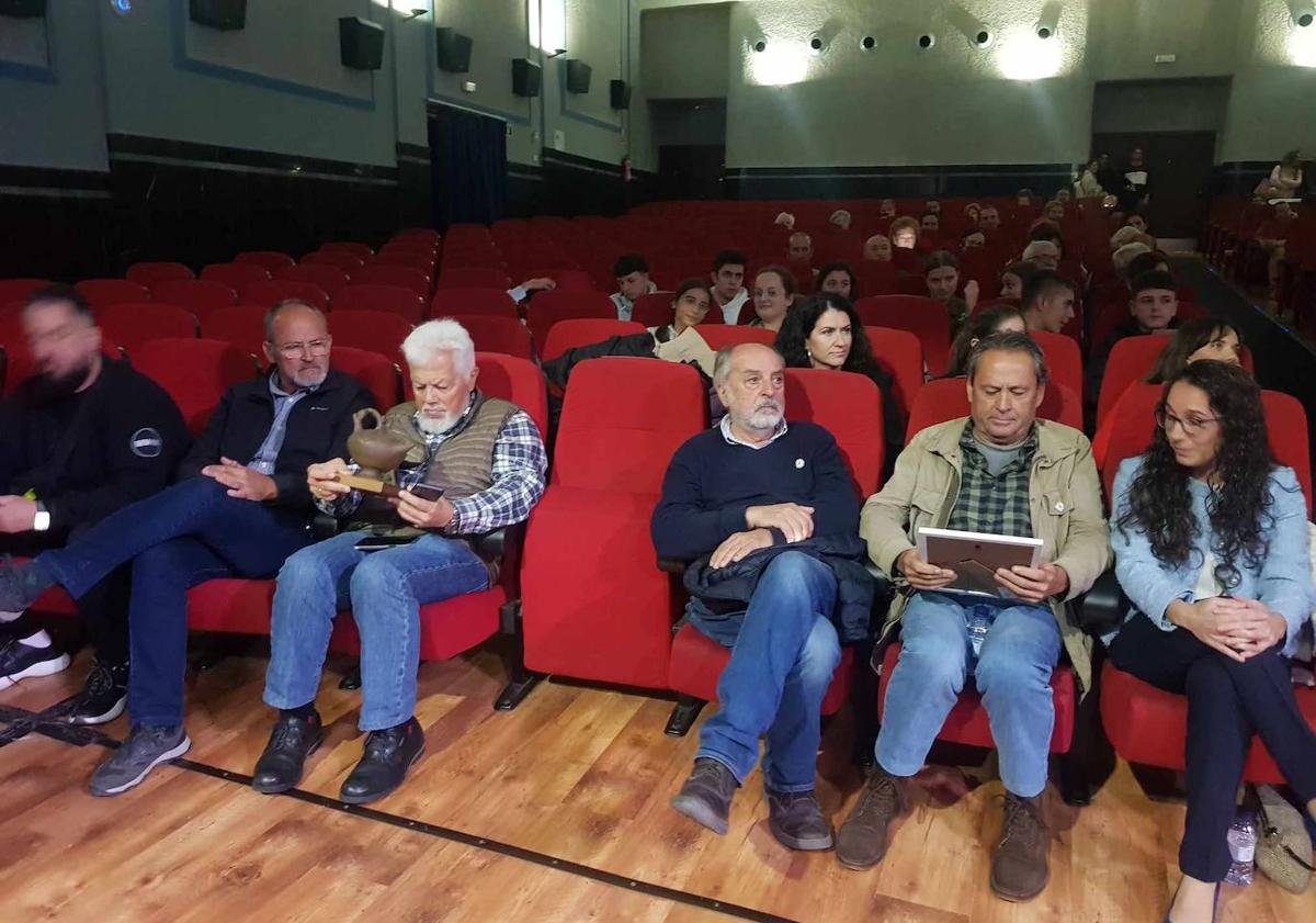 Imagen principal - Arroyo de la Luz entrega los premios Candil de la Dehesa 2023