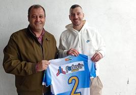 Felipe Belmonte posa junto al presidente del Arroyo con la camiseta del equipo.
