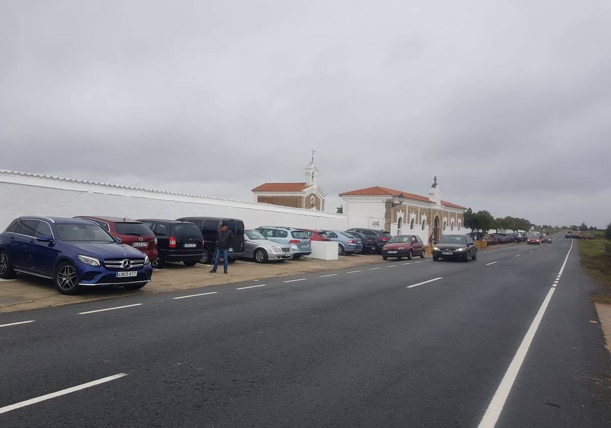 Imagen principal - Numerosos visitantes se acercaron al cementerio arroyano en el Día de Todos los Santos
