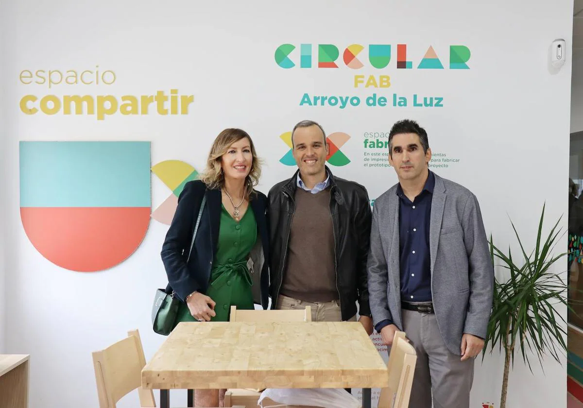 Isabel Góngora, directora de Agencia de Plasencia de la ONCE y Javier González, director de Inserta Fundación ONCE Extremadura, junto a Carlos Caro, alcalde de Arroyo de la Luz.