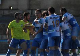 Los arroyanos celebrando el gol que les dio la victoria.