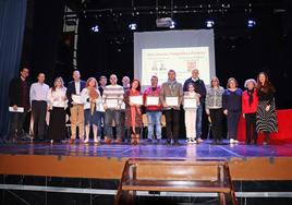 Premiados junto a las autoridades.