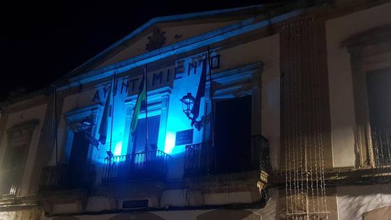 El Ayuntamiento se ilumina de azul por los derechos de los niños