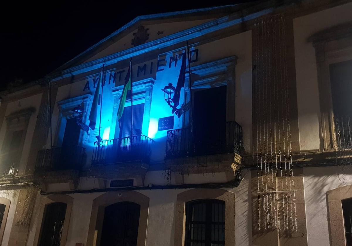 El Ayuntamiento se ilumina de azul por los derechos de los niños