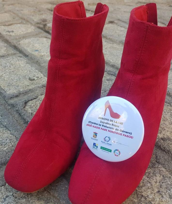 Imagen secundaria 2 - Tacones rojos visibilizan la violencia contra la mujer en Arroyo de la Luz