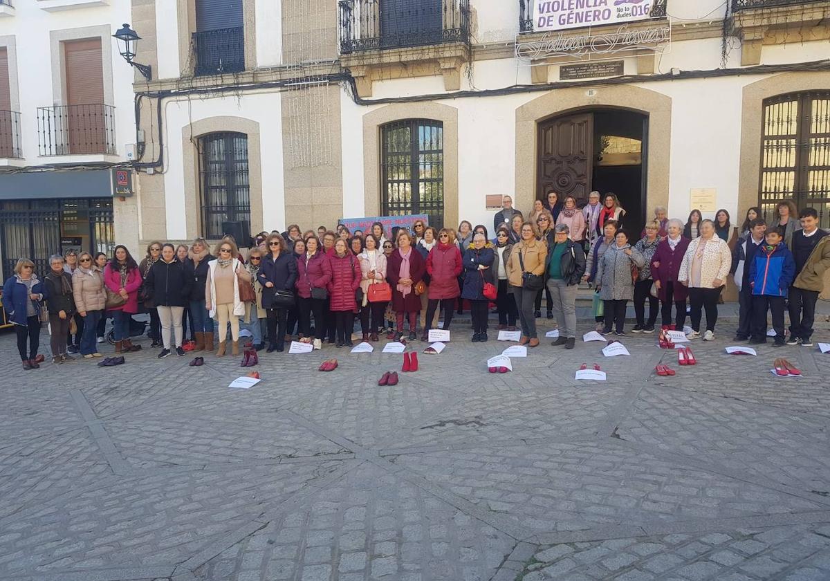 Asistentes al acto contra la violencia de género en Arroyo de la Luz.